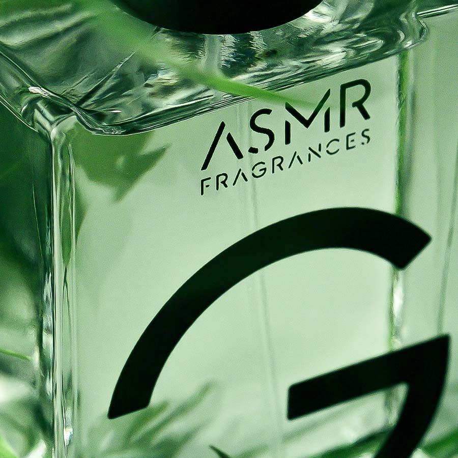 Photographe shooting photo packshot parfum close-up